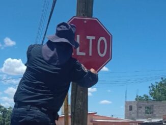 Vialidad continúa con la colocación y rehabilitación de señalamientos en avenidas de Camargo