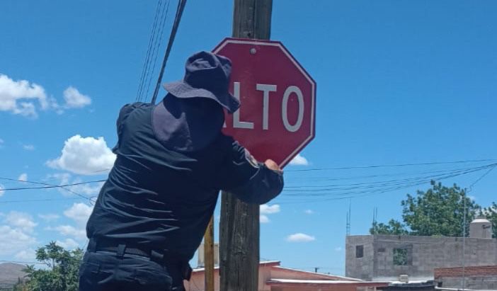 Vialidad continúa con la colocación y rehabilitación de señalamientos en avenidas de Camargo