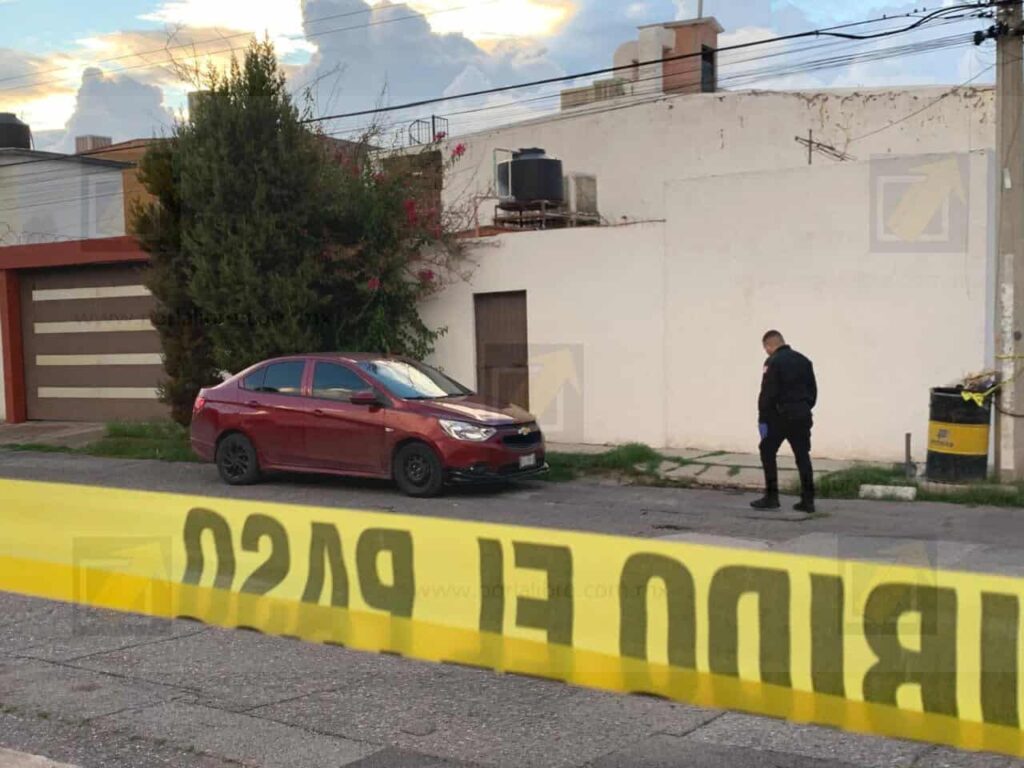 Detienen a hombre tras persecución en techos; aseguran auto robado y arma